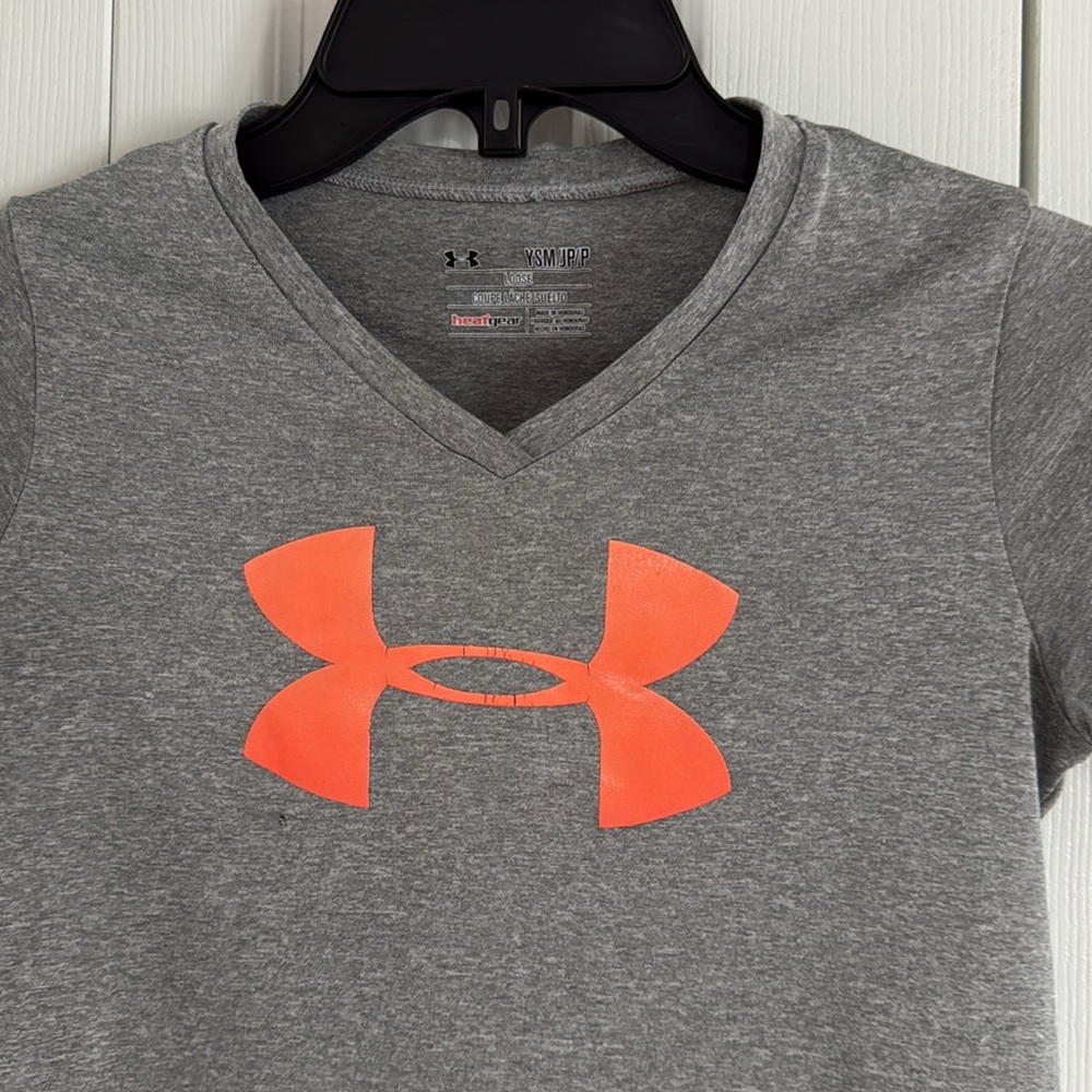 Under Armour Girl's Gray/Orange  V-Neck Short Sleeve Loose Fit Shirt - YSM - Picture 2 of 7